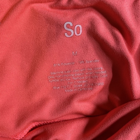 Leggings by So. Pockets on sides. Size Medium - Picture 4 of 5